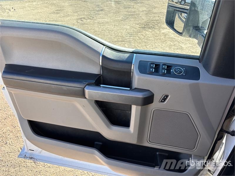 Ford F-250 FX4 4x4 Crew Cab Pickup Autre fourgon / utilitaire