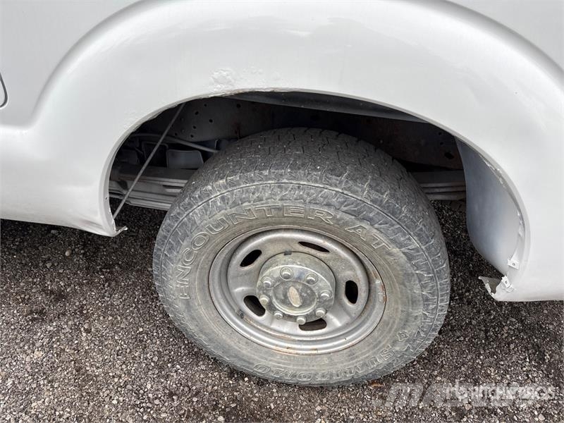 Ford F-250 XL 4x2 Extended Cab Pickup Ostalo