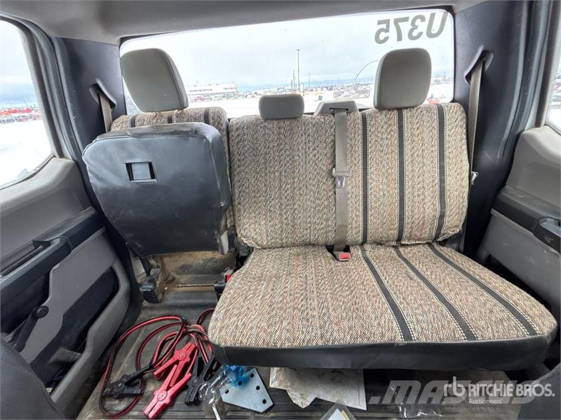 Ford F-250 XL 4x4 Crew Cab Pickup Drugi