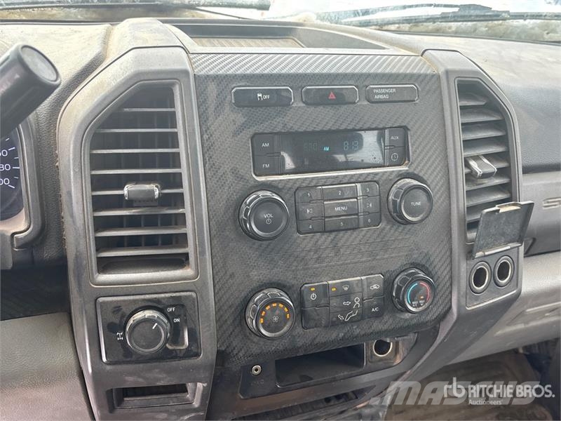 Ford F-250 XL 4x4 Crew Cab Pickup Drugi