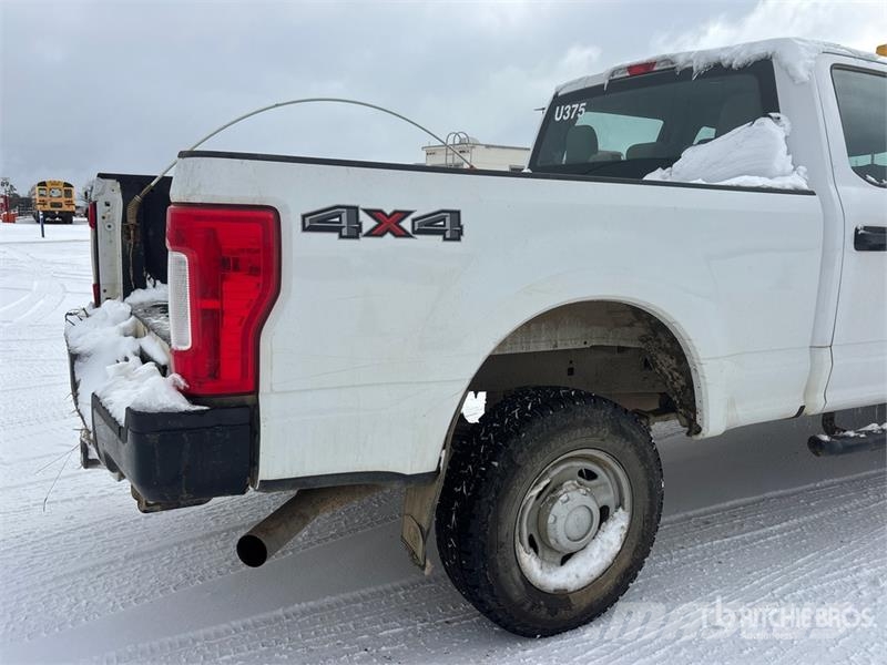 Ford F-250 XL 4x4 Crew Cab Pickup Drugi