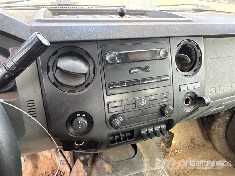 Ford F-250 XL 4x4 Crew Cab Pickup أخرى