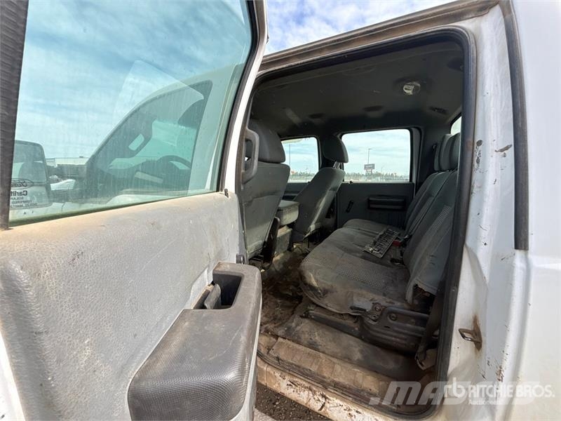 Ford F-250 XL 4x4 Crew Cab Pickup أخرى