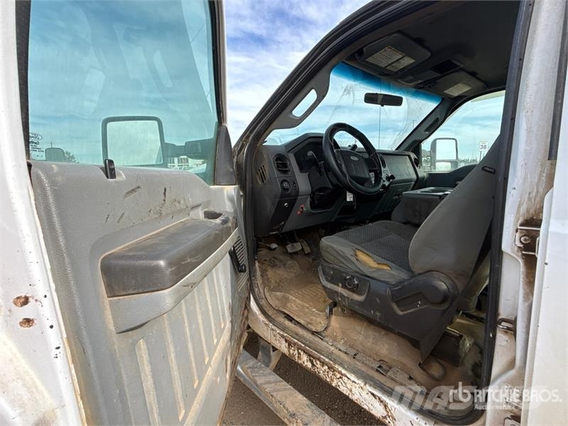 Ford F-250 XL 4x4 Crew Cab Pickup أخرى