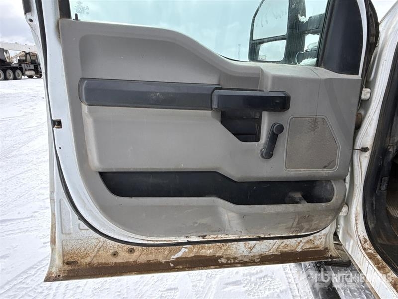 Ford F-250 XL 4x4 Crew Cab Pickup Drugi