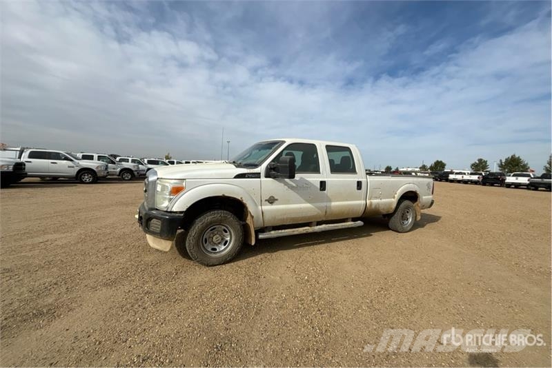 Ford F-250 XL 4x4 Crew Cab Pickup أخرى