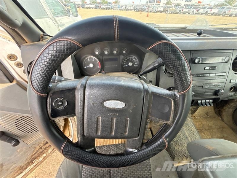 Ford F-250 XL 4x4 Crew Cab Pickup أخرى