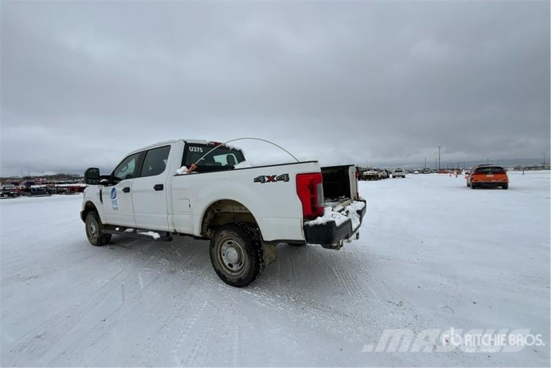 Ford F-250 XL 4x4 Crew Cab Pickup Drugi