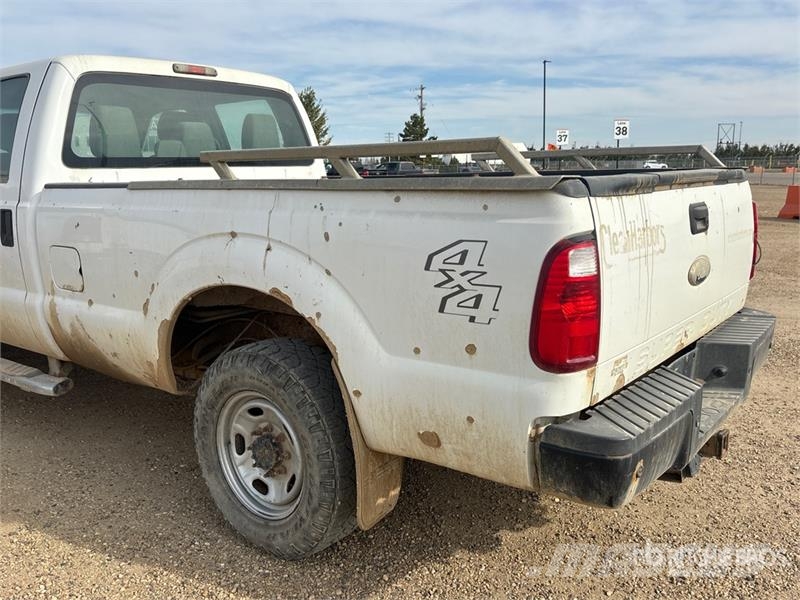 Ford F-250 XL 4x4 Crew Cab Pickup أخرى
