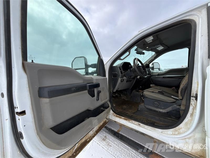 Ford F-250 XL 4x4 Crew Cab Pickup Drugi