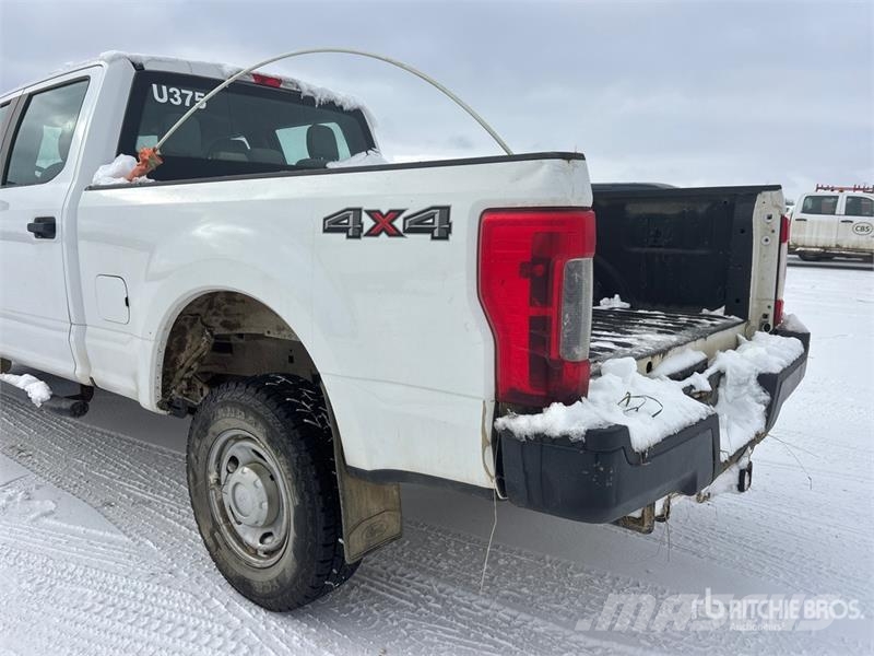 Ford F-250 XL 4x4 Crew Cab Pickup Drugi