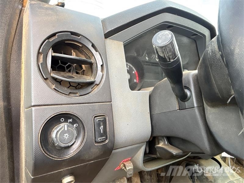 Ford F-250 XL 4x4 Crew Cab Pickup أخرى