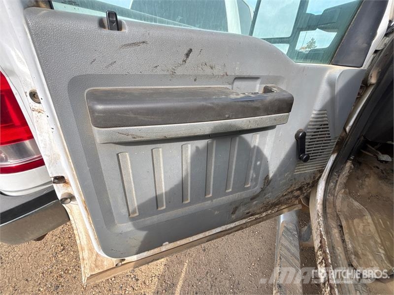 Ford F-250 XL 4x4 Crew Cab Pickup أخرى