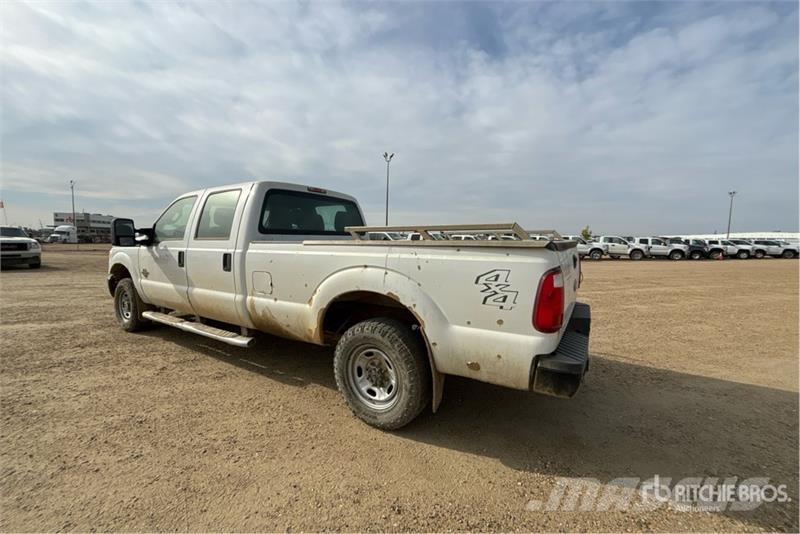 Ford F-250 XL 4x4 Crew Cab Pickup أخرى
