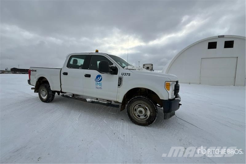 Ford F-250 XL 4x4 Crew Cab Pickup Drugi