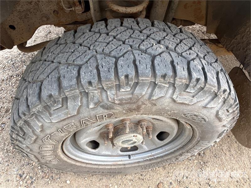 Ford F-250 XL 4x4 Crew Cab Pickup أخرى