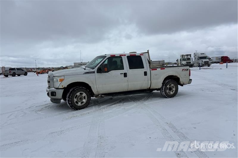 Ford F-250 XL 4x4 Crew Cab Pickup أخرى