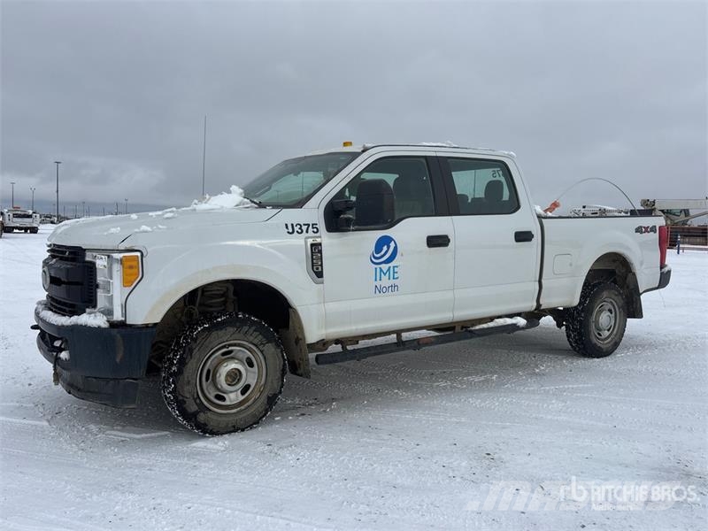 Ford F-250 XL 4x4 Crew Cab Pickup Drugi