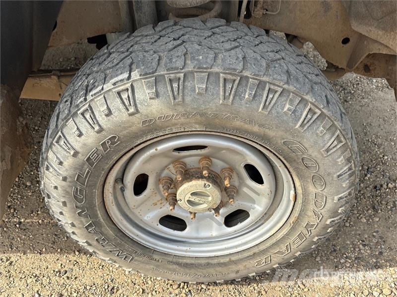 Ford F-250 XL 4x4 Crew Cab Pickup أخرى