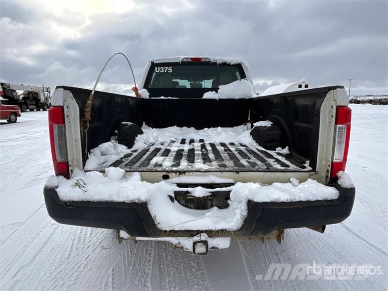 Ford F-250 XL 4x4 Crew Cab Pickup Drugi