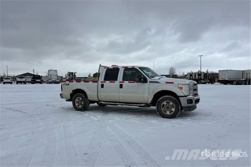 Ford F-250 XL 4x4 Crew Cab Pickup أخرى