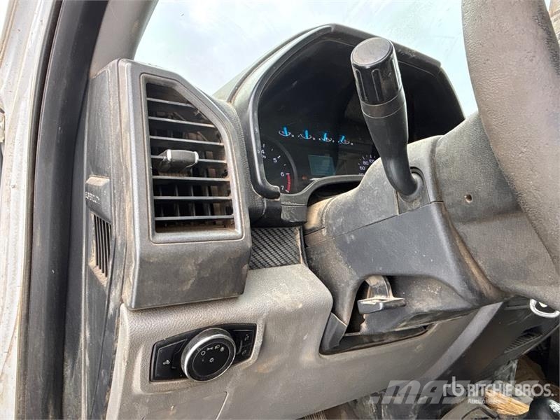 Ford F-250 XL 4x4 Crew Cab Pickup Drugi