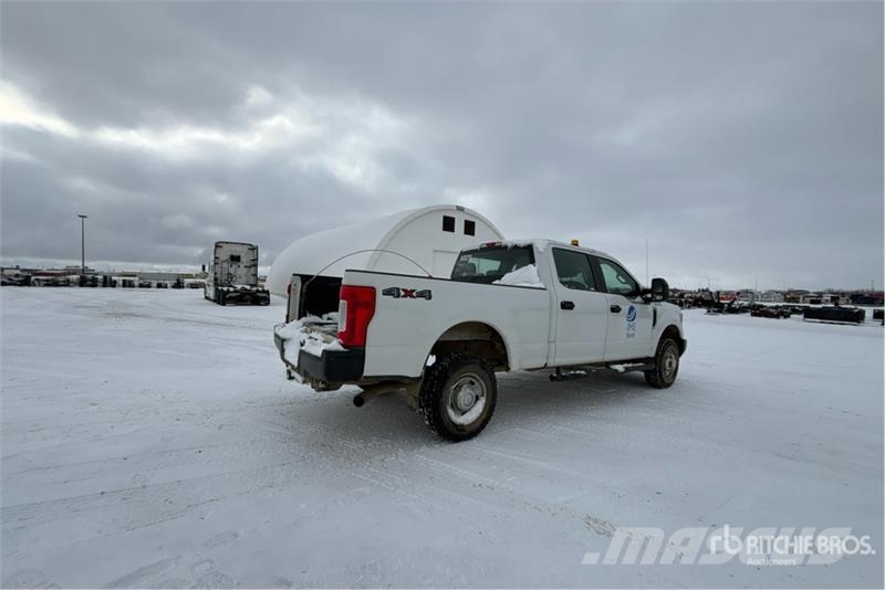 Ford F-250 XL 4x4 Crew Cab Pickup Drugi