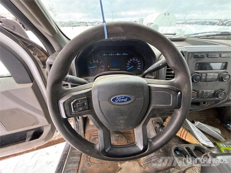 Ford F-250 XL 4x4 Crew Cab Pickup Drugi