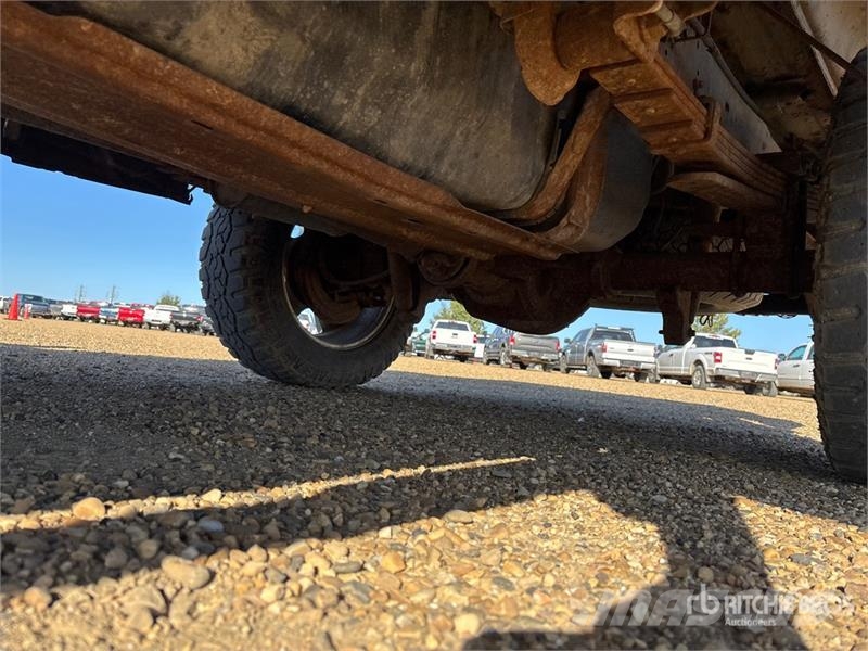 Ford F-250 XLT 4x4 Crew Cab Pickup Andre varebiler