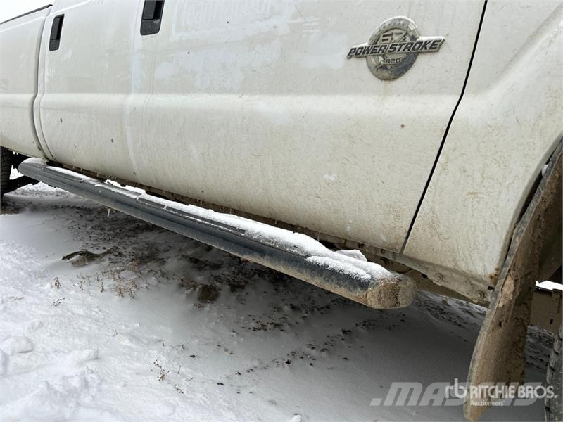 Ford F-250 XLT 4x4 Crew Cab Pickup أخرى