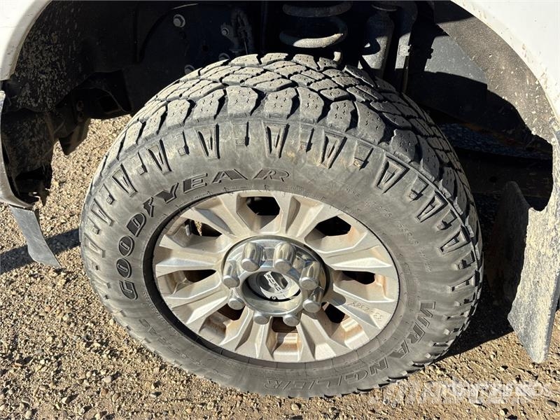 Ford F-250 XLT 4x4 Crew Cab Pickup Ostalo
