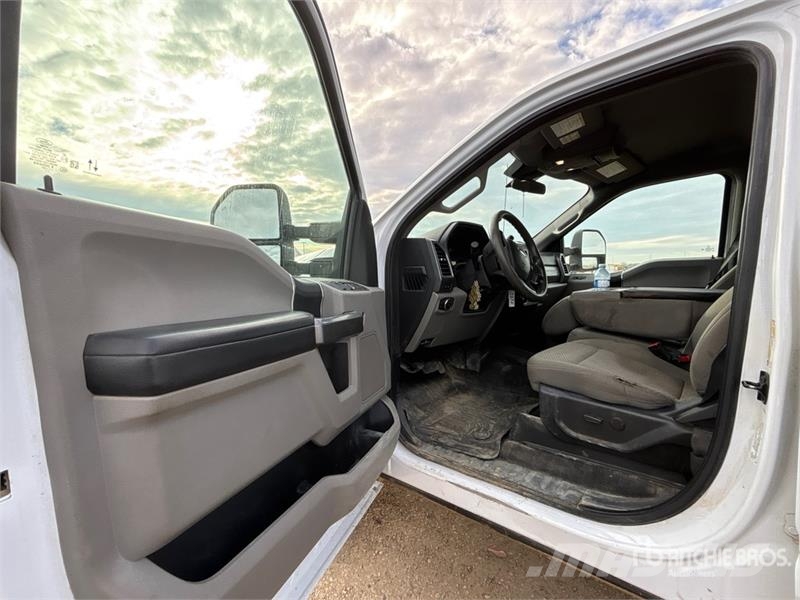 Ford F-250 XLT 4x4 Crew Cab Pickup Ostalo