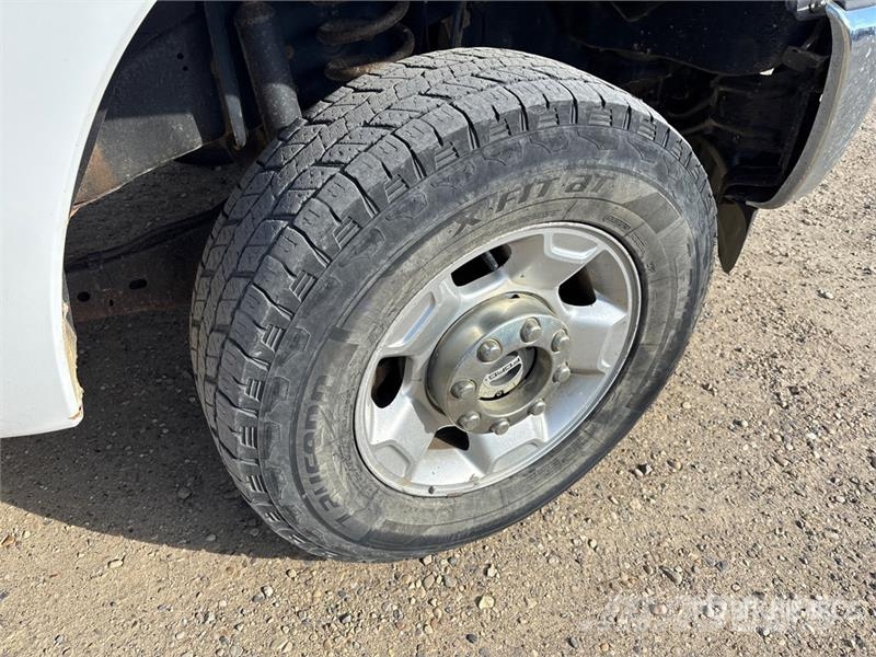 Ford F-250 XLT 4x4 Crew Cab Pickup Muu