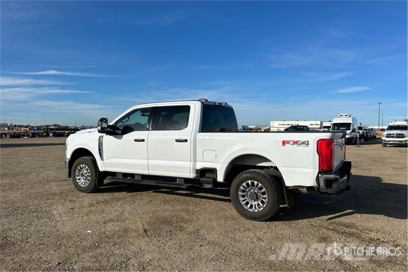 Ford F-250 XLT 4x4 Crew Cab Pickup أخرى