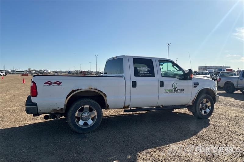 Ford F-250 XLT 4x4 Crew Cab Pickup Andre varebiler