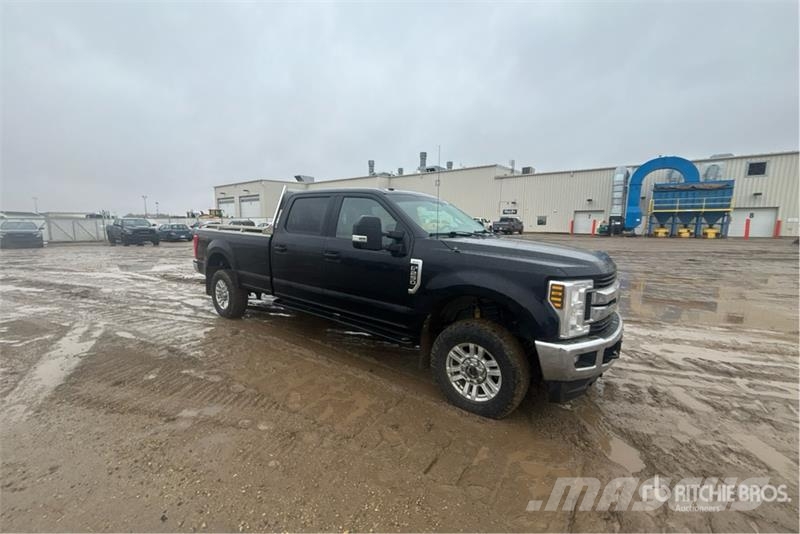 Ford F-250 XLT 4x4 Crew Cab Pickup Ostalo