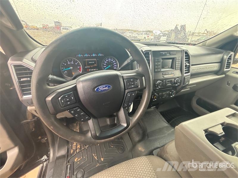 Ford F-250 XLT 4x4 Crew Cab Pickup Ostalo