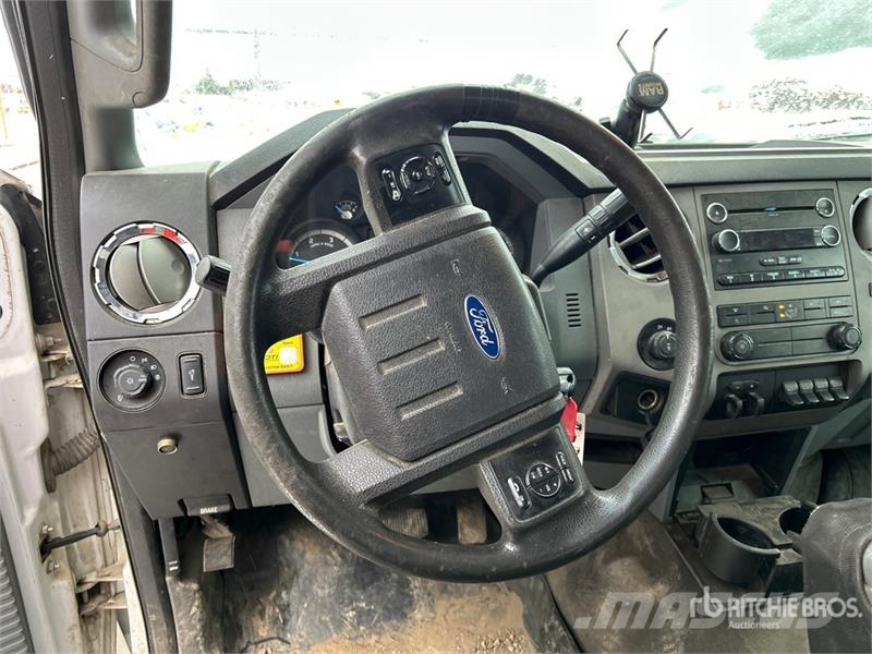 Ford F-250 XLT 4x4 Crew Cab Pickup أخرى