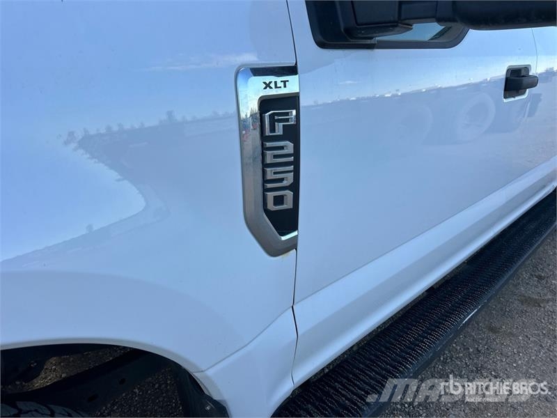 Ford F-250 XLT 4x4 Crew Cab Pickup Ostalo