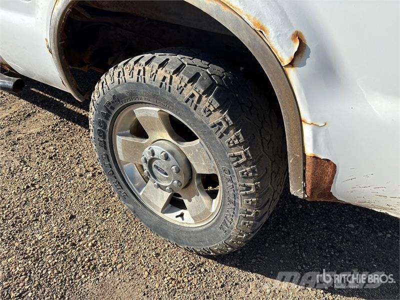 Ford F-250 XLT 4x4 Crew Cab Pickup Andre varebiler