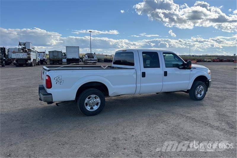 Ford F-250 XLT 4x4 Crew Cab Pickup Muu