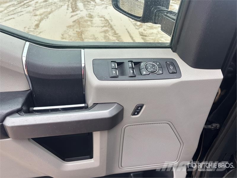 Ford F-250 XLT 4x4 Crew Cab Pickup Ostalo