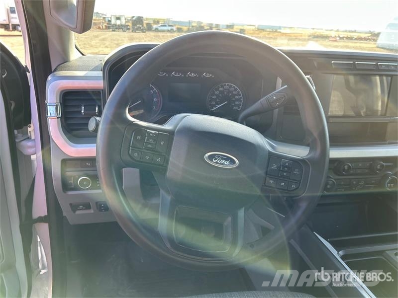 Ford F-250 XLT 4x4 Crew Cab Pickup أخرى