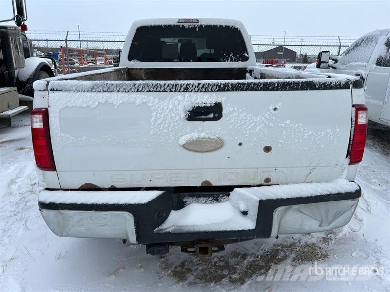 Ford F-250 XLT 4x4 Crew Cab Pickup أخرى