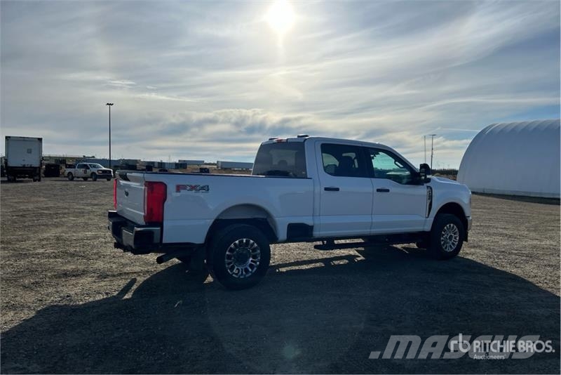 Ford F-250 XLT 4x4 Crew Cab Pickup أخرى