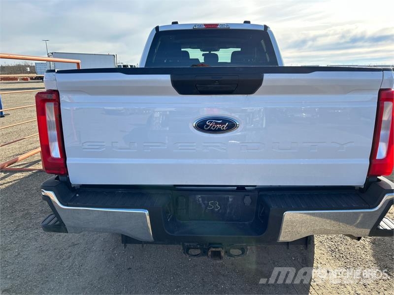 Ford F-250 XLT 4x4 Crew Cab Pickup أخرى