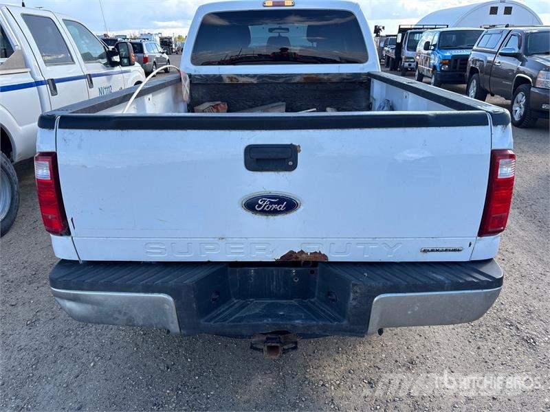 Ford F-250 XLT 4x4 Crew Cab Pickup Muu