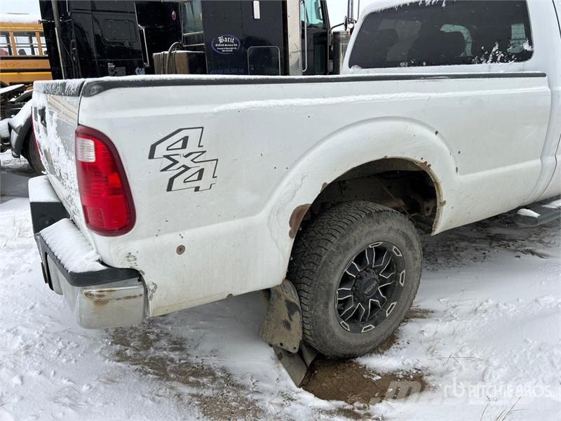 Ford F-250 XLT 4x4 Crew Cab Pickup أخرى