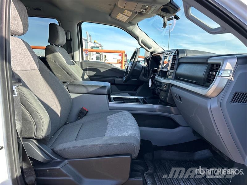 Ford F-250 XLT 4x4 Crew Cab Pickup أخرى