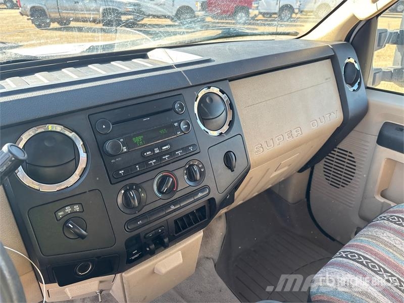 Ford F-250 XLT 4x4 Crew Cab Pickup Andre varebiler